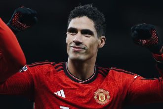 turunminum.id Bek Manchester United Raphael Varane Ingatkan Bahayanya Menyundul Bola Secara Berulang-ulang