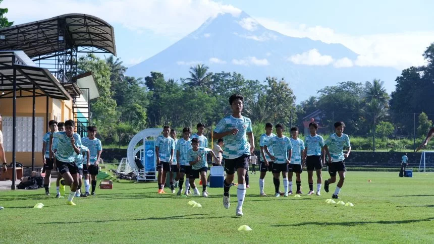 turunminum.id Keras! 36 Pemain Timnas U-16 Latihan Fisik di Lereng Merapi