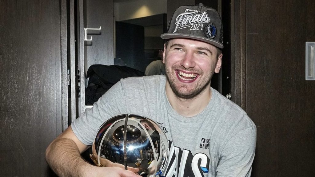 turunminum.id Basket Pertarungan Sengit: Boston Celtics vs Dallas Mavericks di Final NBA 2024! Boston Celtics vs Dallas Mavericks di Final NBA 2024 (foto: instagram)