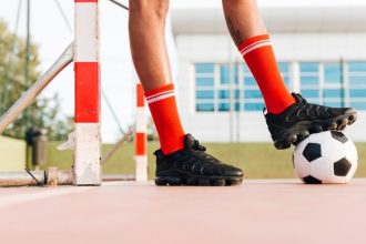 Tips Memilih Bahan Kaos Kaki Futsal yang Tepat, Performa Makin Maksimal. (Foto: Freepik)