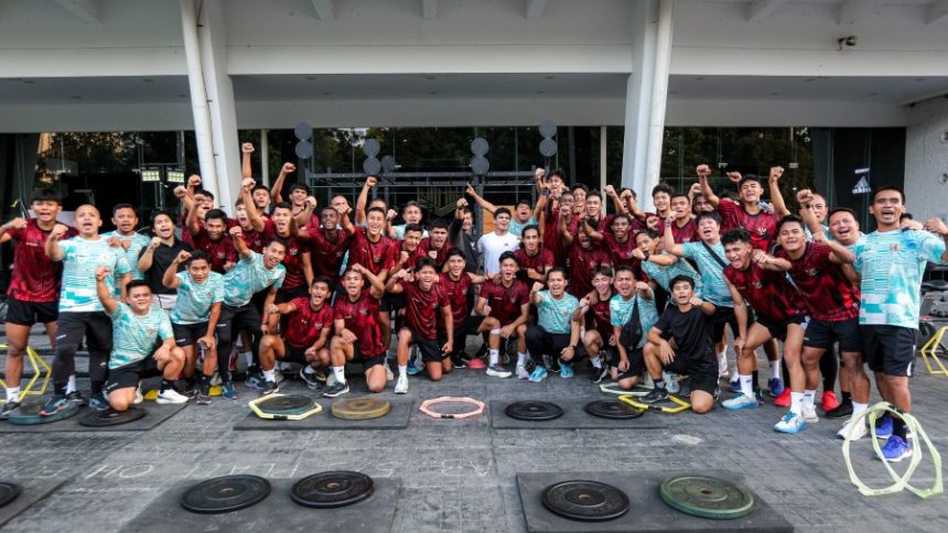 Timnas Indonesia U-19 melakoni latihan di Empire Fit Club komplek Stadion Utama Gelora Bung Karno (SUGBK), Jakarta, Rabu (15/5). Tentu ini salah satu variasi latihan yang diberikan oleh pelatih Indra Sjafri. (Foto:PSSI)
