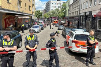 Polisi menutup area dekat jalur Reeperbahn di Hamburg yang jadi tuan rumah Euro 2024 (Kredit: AP/The Sun)