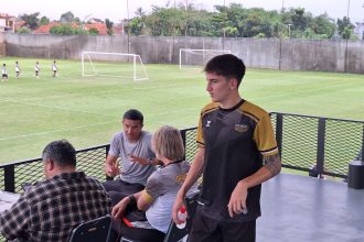 Shae Cahill ikut latihan bersama skuad Dewa United (Foto: Turunminum.id/da Yerimon)