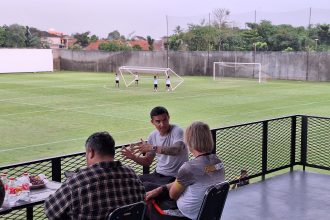 Legenda Timnas Australia, Tim Cahill (kaos abu-abu) hadir di latihan Dewa United (Foto: Turunminum.id/da Yerimon)