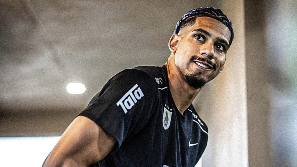 turunminum.id Inggris Manchester United Iming-imingi Gaji Besar pada Ronald Araujo untuk Tinggalkan Barcelona Manchester United Dekati Ronald Araujo di Tengah Krisis Barcelona (foto: instagram)