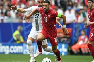 Dušan Tadić adalah pemain tertua yang menjadi starter untuk Serbia di final EURO (Foto: AFP via Getty Images)