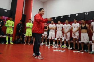 Erick Thohir berbicara dengan pemain Timnas Indonesia (Foto: PSSI)