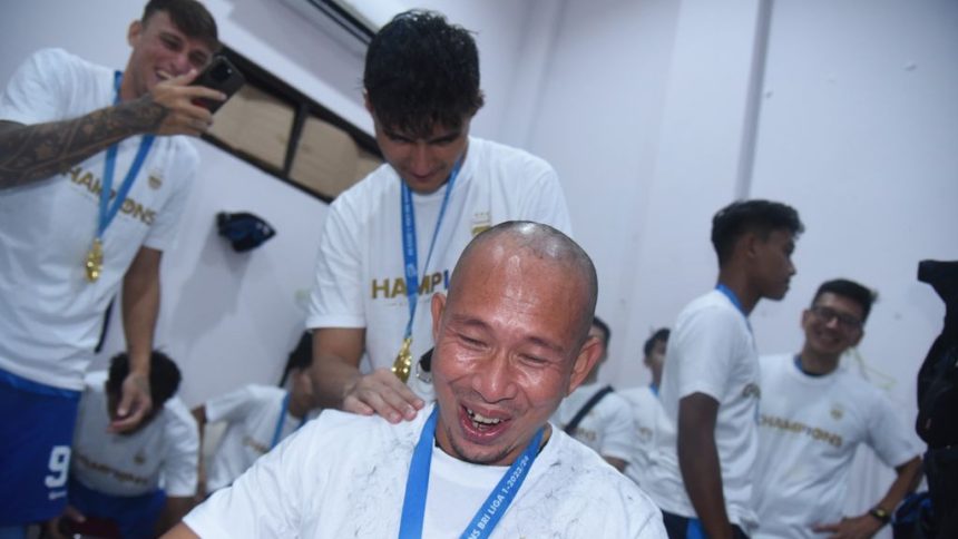 turunminum.id Cara Unik Persib Bandung Rayakan Juara: Dado Naik Haji, Made Wirawan Cukur Botak