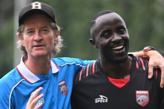 Christope Nduwarugira bersama pelatih Borneo FC, Pieter Huistra (Foto: Borneo FC)