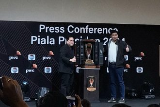 Ketua umum PSSI, Erick Thohir berpose dengan trofi Piala Presiden 2024 (Foto: Turunminum.id/da Yerimon)