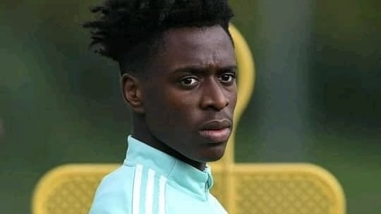 Turunminum.id - Albert Sambi Lokonga, gelandang asal Belgia berusia 24 tahun dari Arsenal, akan menghabiskan musim 2024/25 dengan status pinjaman di Sevilla. Kesepakatan ini mencakup opsi bagi Sevilla untuk menjadikan transfer ini permanen musim panas mendatang, yang berpotensi menghasilkan penjualan senilai £10 juta pada tahun 2025. (foto: instagram)