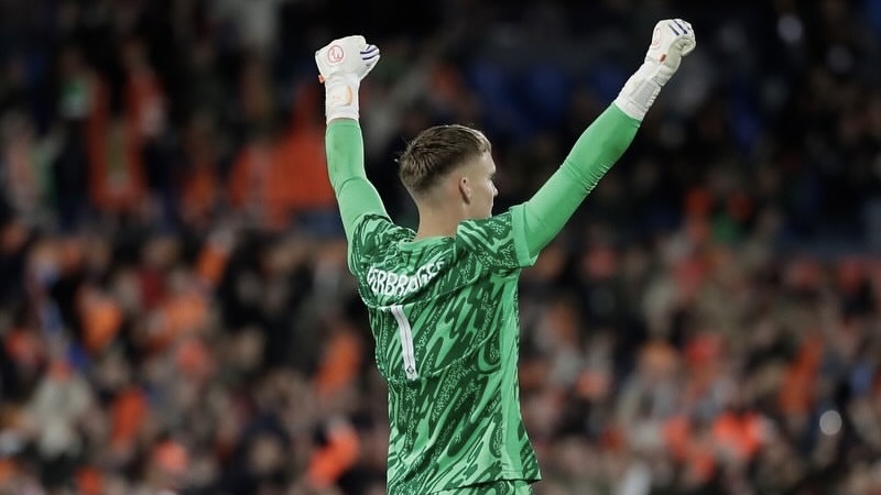 turunminum.id Eropa UEFA Bart Verbruggen: Ukir Sejarah EURO 2024 dan Kejar Final Melawan Inggris Bart Verbruggen: Ukir Sejarah EURO 2024 dan Kejar Final Melawan Inggris (foto: instagram)