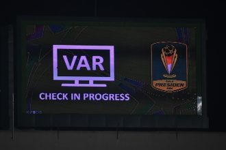 Hasil cek Video Assistant Referee (VAR) akan diumumkan secara langsung ke penonton di stadion (Foto: Piala Presiden 2024)