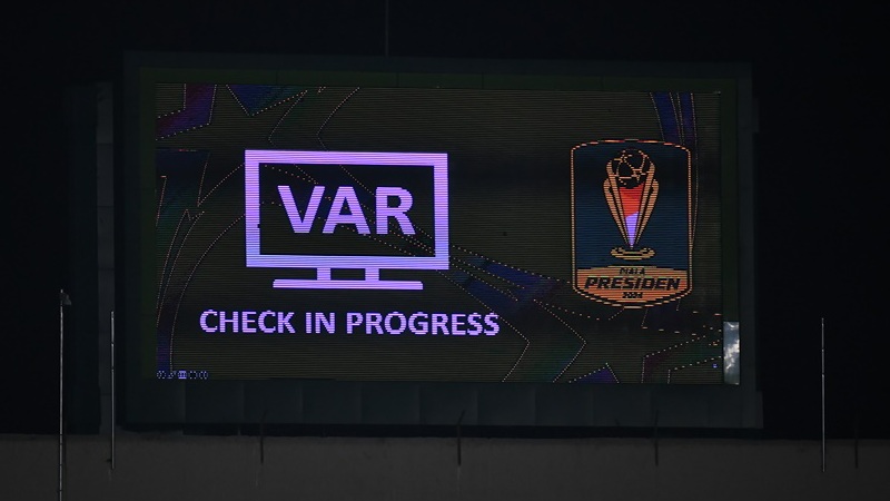 Hasil cek Video Assistant Referee (VAR) akan diumumkan secara langsung ke penonton di stadion (Foto: Piala Presiden 2024)