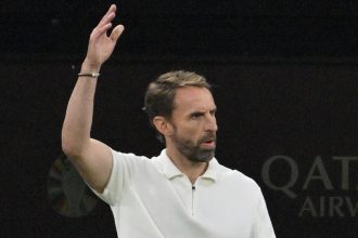 Mundurnya Gareth Southgate sebagai Manajer Timnas Inggris (foto: twiiter)