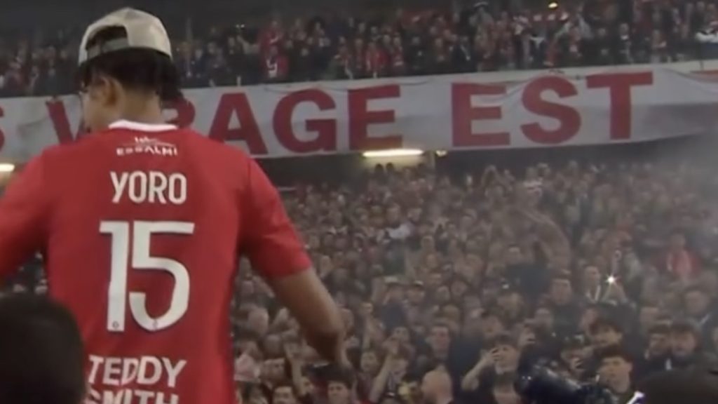 turunminum.id Inggris Leny Yoro: 6 Hal yang Terungkap Wawancara Perdana Pemain Baru Man Utd Leny Yoro: 6 Hal yang Terungkap Wawancara Perdana Pemain Baru Man Utd (foto: instagram)
