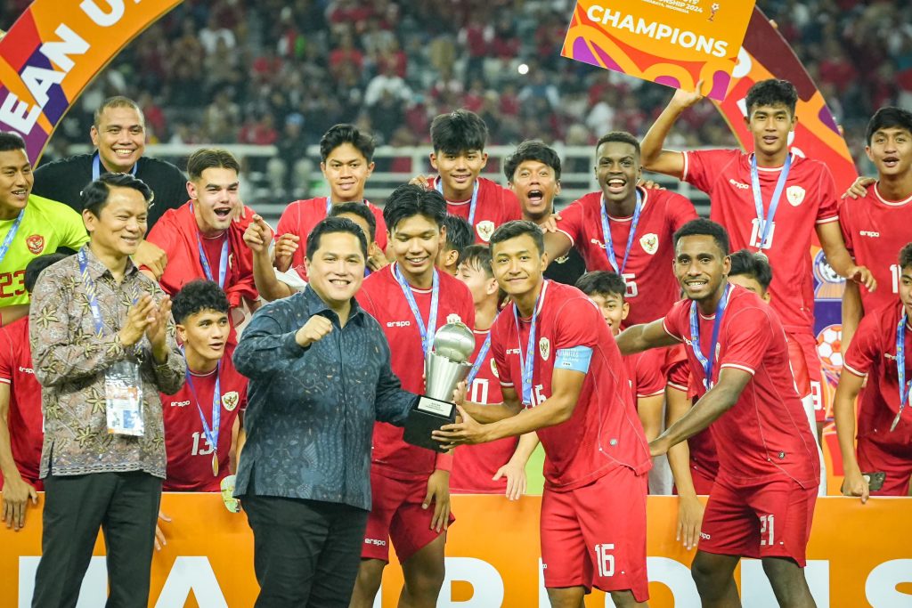 turunminum.id Timnas Indonesia Juara AFF U-19 2024, Erick Thohir Akui Magis Sakti Gelora Bung Tomo Surabaya Erick Thohir rayakan kemenangan Timnas Indonesia U-19 yang jadi juara Piala AFF 2024 (Foto: PSSI)
