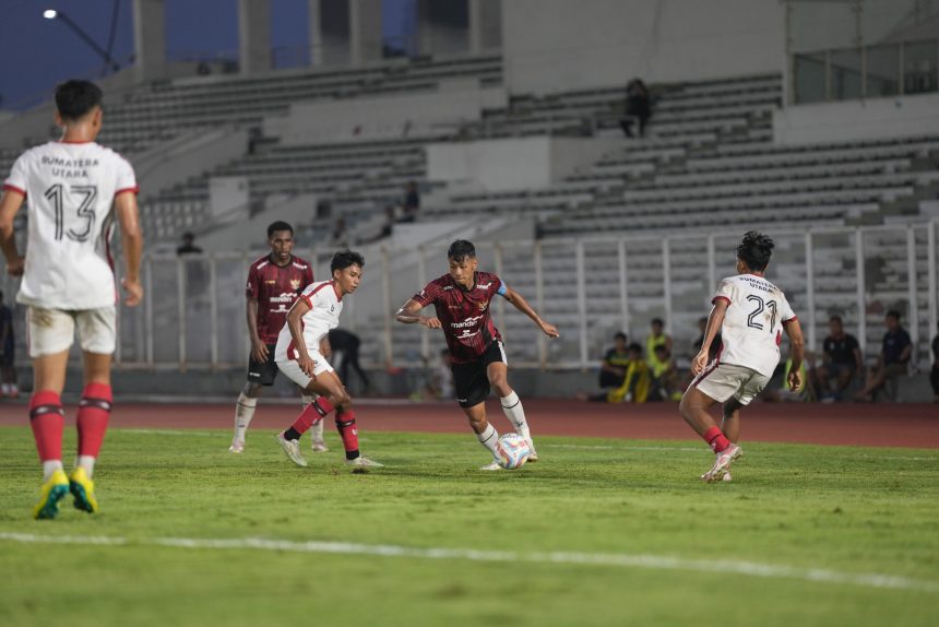 Dony Tri Pamungkas (pakai ban kapten) siap bersaing dengan Jens Raven di Timnas U-19