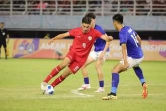 beraksi saat melawan Kamboja U-19 dalam pertandingan penyisihan Grup A Piala AFF U-19 atau ASEAN U-19 Boys Championship di Stadion Gelora Bung Tomo, Surabaya, Jawa Timur, Sabtu (20/7/2024). (Foto:Antara)