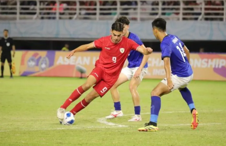 beraksi saat melawan Kamboja U-19 dalam pertandingan penyisihan Grup A Piala AFF U-19 atau ASEAN U-19 Boys Championship di Stadion Gelora Bung Tomo, Surabaya, Jawa Timur, Sabtu (20/7/2024). (Foto:Antara)