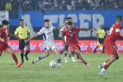 Gelandang Persib Bandung, Mateo Kocijan dikepung pemain Borneo FC pada pertandingan Grup A Piala Presiden 2024 di Stadion Si Jalak Harupat Kabupaten Bandung, Senin, 22 Juli 2024. (PERSIB.co.id/Fernando Hero)