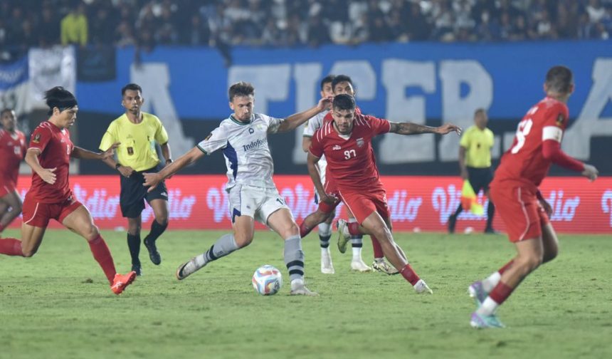 Gelandang Persib Bandung, Mateo Kocijan dikepung pemain Borneo FC pada pertandingan Grup A Piala Presiden 2024 di Stadion Si Jalak Harupat Kabupaten Bandung, Senin, 22 Juli 2024. (PERSIB.co.id/Fernando Hero)