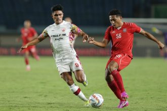 Penyerang Persis Solo, Ramadhan Sananta, saat berebut bola dengan bek Borneo FC, Fajar Faturrohman (Foto: Media Persis Solo)