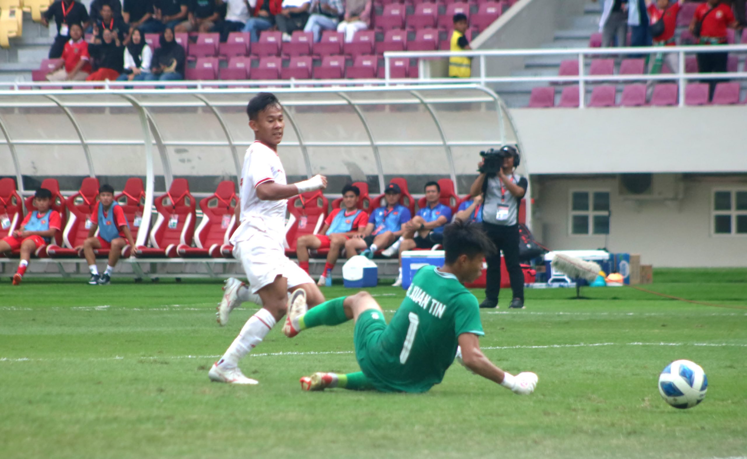 Proses gol Timnas U-16 yang dicetak Muhammad Zahaby Gholy ke gawang Vietnam. Foto: Nofik Lukman Hakim