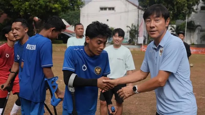 Shin Tae-yong mengunjungi pemusatan latihan Timnas sepak bola amputasi (Foto: Instaram/@shintaeyong7777)