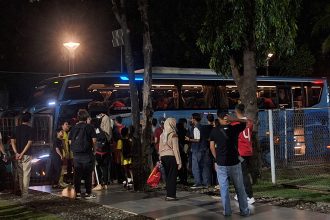 Bus Timnas Indonesia sempat menunggu karena Dimas Drajad kehilangan tas (Foto: Turunminum.id/da Yerimon)