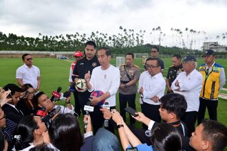 Presiden Joko Widodo pantau lapangan TC Timnas Indonesia (Foto: Setneg.co.id)