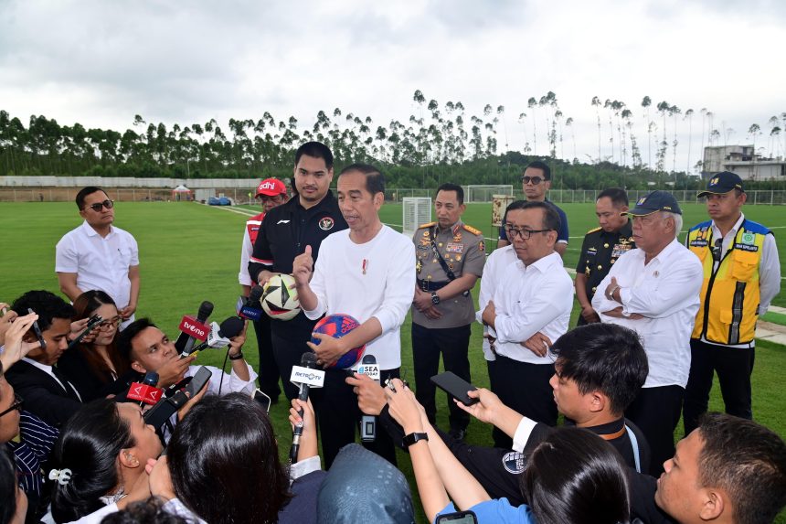 Presiden Joko Widodo pantau lapangan TC Timnas Indonesia (Foto: Setneg.co.id)