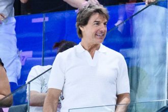 Aksi Tom Cruise di Upacara Penutupan Olimpiade Paris 2024 (foto: x)