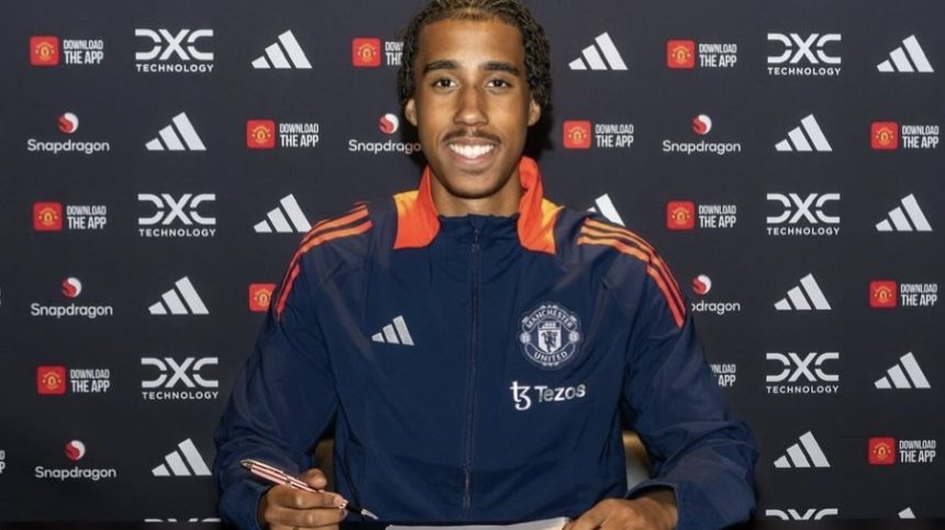 Bek Manchester United, Leny Yoro (foto: x)