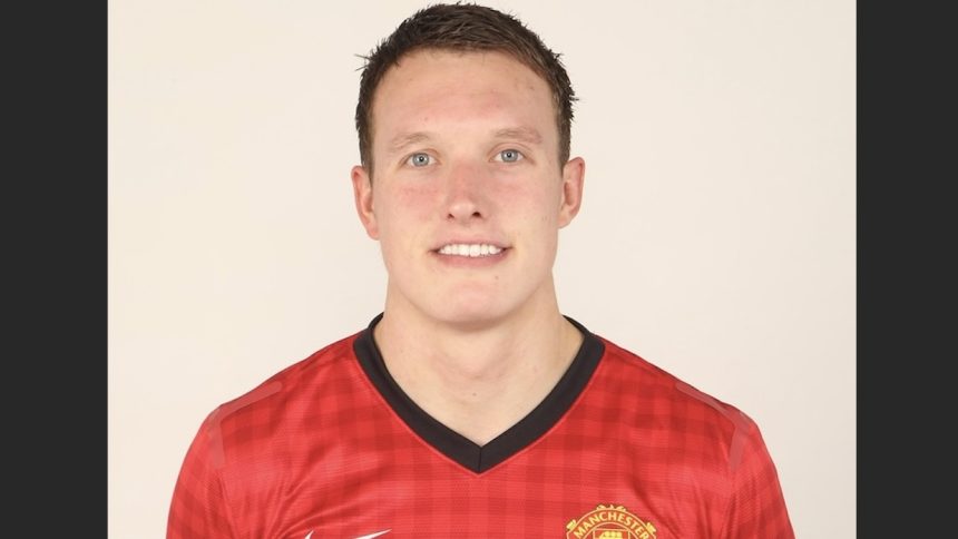 Phil Jones Pensiun di Usia 32 Tahun (foto: x)