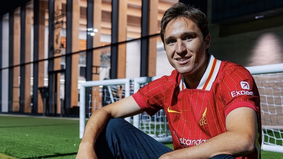turunminum.id Inggris Federico Chiesa Disambut You'll Never Walk Alone Federico Chiesa Disambut You'll Never Walk Alone (foto: x)