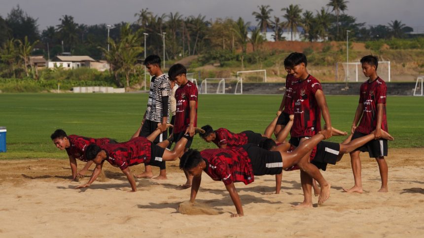 Nova Arianto beri latihan fisik ke pemain Timnas Indonesia U-16 (Foto: PSSI)