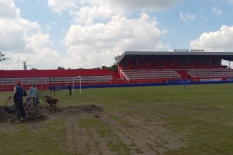 Arema FC perbaiki lapangan dan rumput Stadion Soepriadi (Foto: Lestarindo)