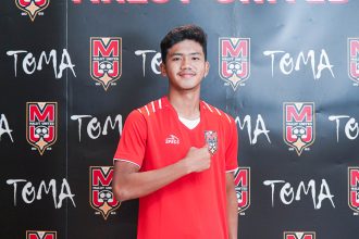 Muhammad Darel berpose usai menandatangani kontrak bersama Malut United (Foto: Malut United)