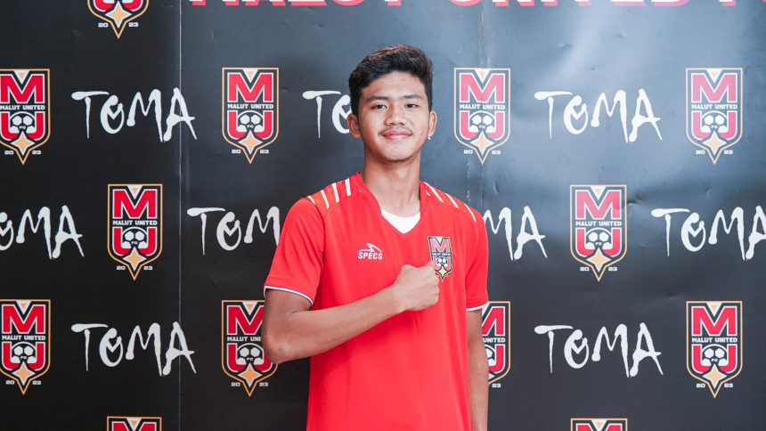 Muhammad Darel berpose usai menandatangani kontrak bersama Malut United (Foto: Malut United)