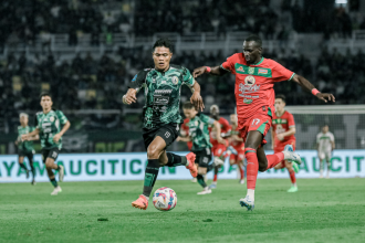 Striker Persebaya Surabaya, Flavio Silva mempertahankan bola dari rebutan pemain PSS Sleman, Fachrudin Aryanto. (Foto: Persebaya