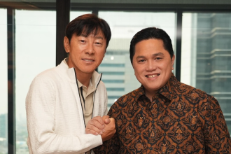 Pelatih Timnas Indonesia Shin Tae-yong bersama Ketum PSSI Erick Thohir. (Foot:Instagram/@erickthohir)