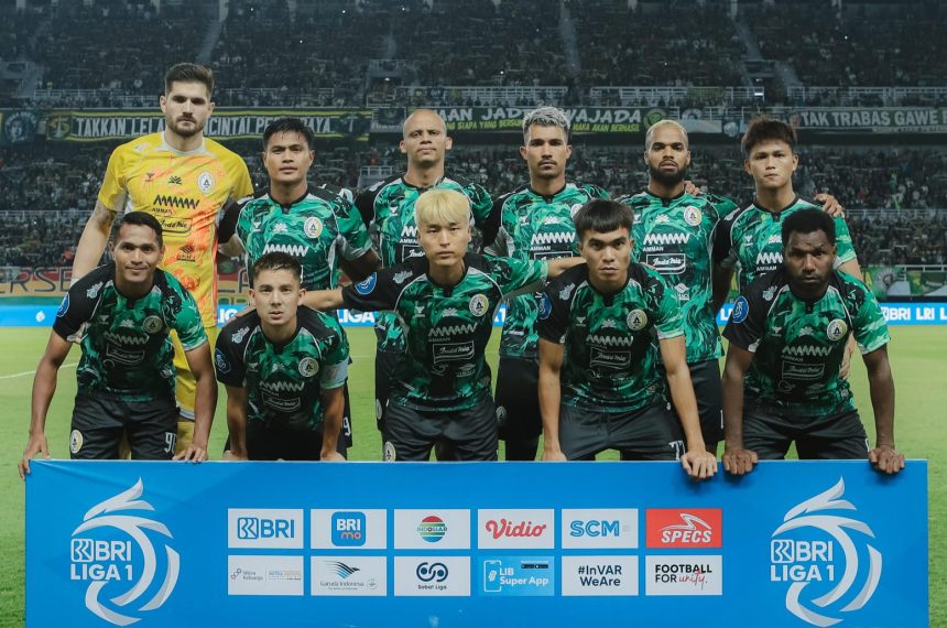 Starting eleven PSS Sleman saat melawan Persebaya Surabaya. Foto: media PSS Sleman
