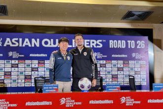 Shin Tae-yong dan Justin Hubner jelang lawan Australia (Foto: Turunminum.id/da Yerimon)