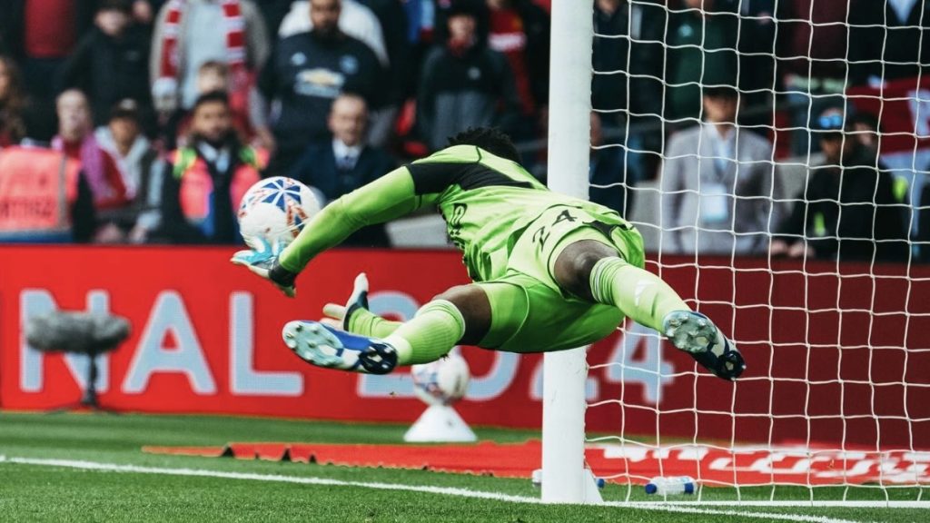 turunminum.id Inggris Andre Onana Selamatkan Kemenangan Manchester United Andre Onana Selamatkan Kemenangan Manchester United (foto: x)