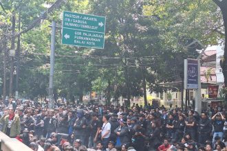 Suporter Persib, Bobotoh datangi Graha Persib, Jalan Sulanjana, Kota Bandung, Sabtu (21/9/2024). (Arif)