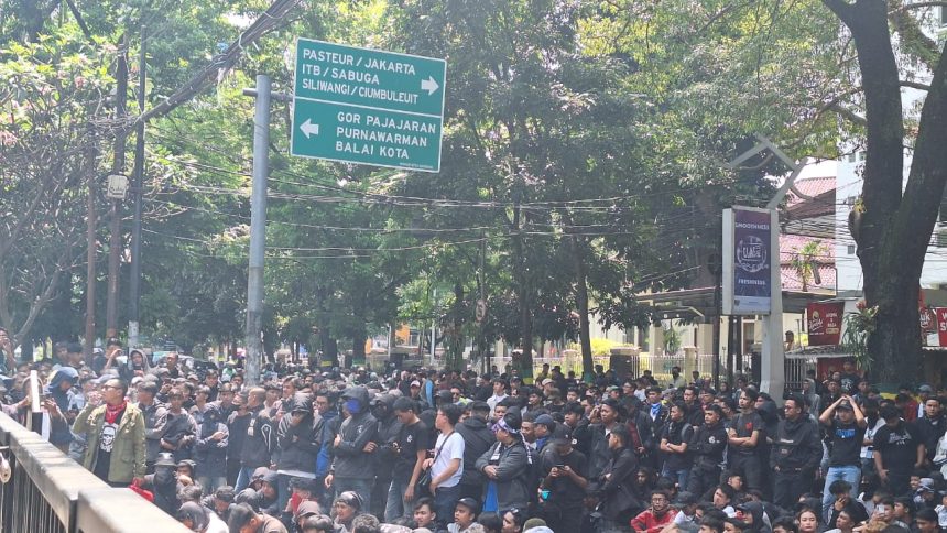 Suporter Persib, Bobotoh datangi Graha Persib, Jalan Sulanjana, Kota Bandung, Sabtu (21/9/2024). (Arif)