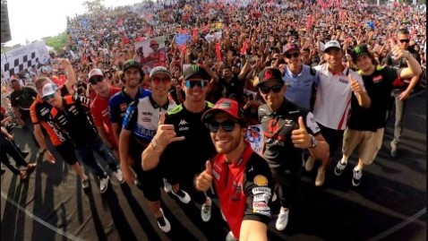 turunminum.id Ragam MotoGP Mandalika 2024, Warga Mataram Padati Parade Pembalap turunminum.id MotoGP Mandalika 2024, Warga Mataram Padati Parade Pembalap