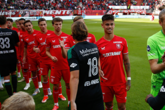 turunminum.id Pelatih FC Twente Joseph Oosting Wanti-wanti Mees Hilgers Cs Jelang Duel Lawan MU