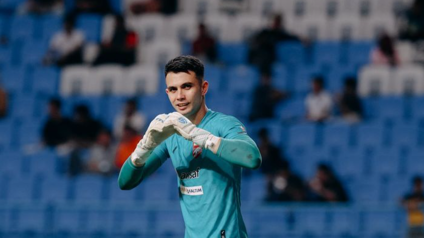 Kiper Timnas Indonesia saat bela Borneo FC Nadeo Argawinata. (Foto:Instagram/@nadeowinataa)